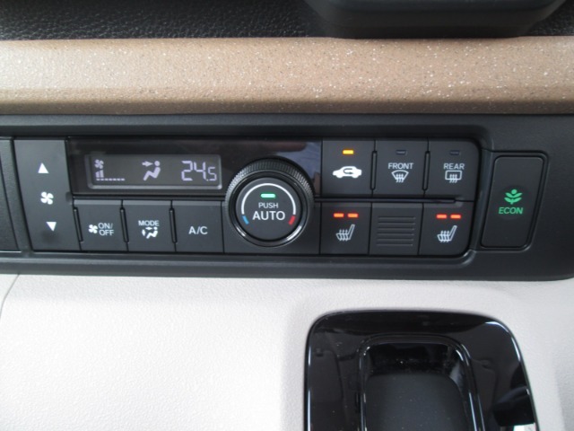 オートエアコンで室内快適です。運転席＆助手席にはシートヒーターも付いています。