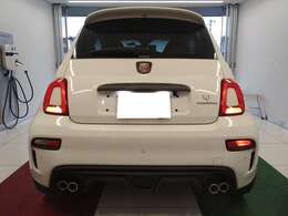 リアビューもABARTHならではのこだわり満載。ディフューザー一体型リアバンパー。リアルーフスポイラー。