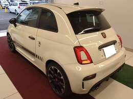 ショートホイールベース+ABARTH専用にモディファイ＆チューニングされたサスペンションによって、優れた回頭性とドライバーと一体感のある走りの実現。