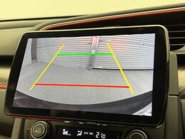 【バックカメラ】駐車時に後方がリアルタイム映像で確認できます。大型商業施設や立体駐車場での駐車時や、夜間のバック時に大活躍！運転スキルに関わらず、今や必須となった装備のひとつです！