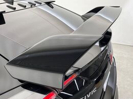 【大型リヤスポイラー】スポーツカーらしさがグッと引き立つ大型リヤスポイラーを装着♪高速走行時のスタビリティ（走行安定性）向上に役立ちます。