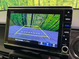 【バックカメラ】駐車時に後方がリアルタイム映像で確認できます。大型商業施設や立体駐車場での駐車時や、夜間のバック時に大活躍！運転スキルに関わらず、今や必須となった装備のひとつです！