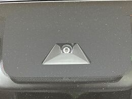 【ホンダセンシング】走行中に前方の車両等を認識し、衝突しそうな時は警報とブレーキで衝突回避と被害軽減をアシスト。より安全にドライブをお楽しみいただけます。