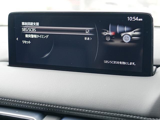 こちらのお車には先進安全装備が多数搭載されています。衝突被害を回避あるいは軽減するためのブレーキや、後方死角からの接近警報、車線逸脱を防止する警報装置など、詳しくはスタッフまでお尋ねください。