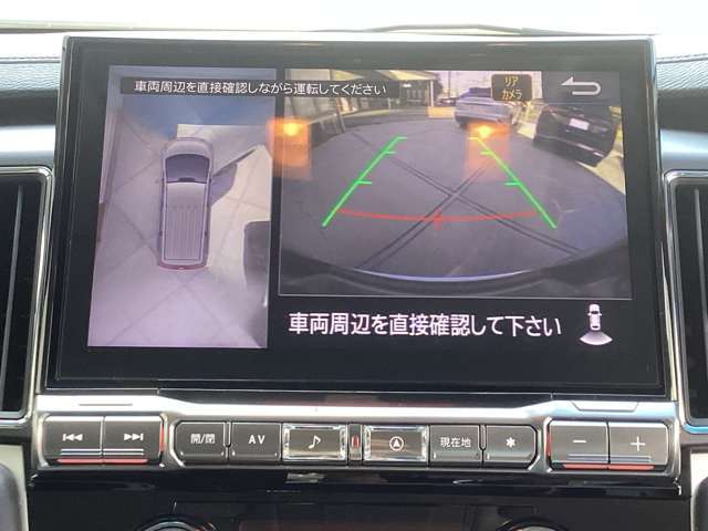 全方位モニターは4つのカメラで捉えた映像を合成して真上からの映像に見せて表示します。駐車場の白線も映るので真っすぐ駐車もしやすいですよ！