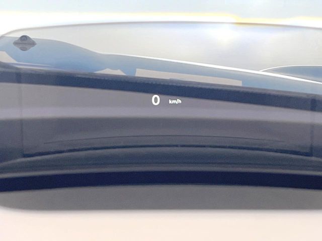 ●ヘッドアップディスプレイ：現在の速度や走行情報をデジタル表示で運転席前方のガラスに投影！運転中、視線をずらさず必要な情報を確認できるのでとっても便利で安心！