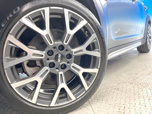 ●純正19インチアルミホイール：輸入車ならではの卓越した走りを支えるホイールと足回りです！日本車の走りに慣れている方にもぜひ体感して頂きたいほど、高いレベルでまとまっています！