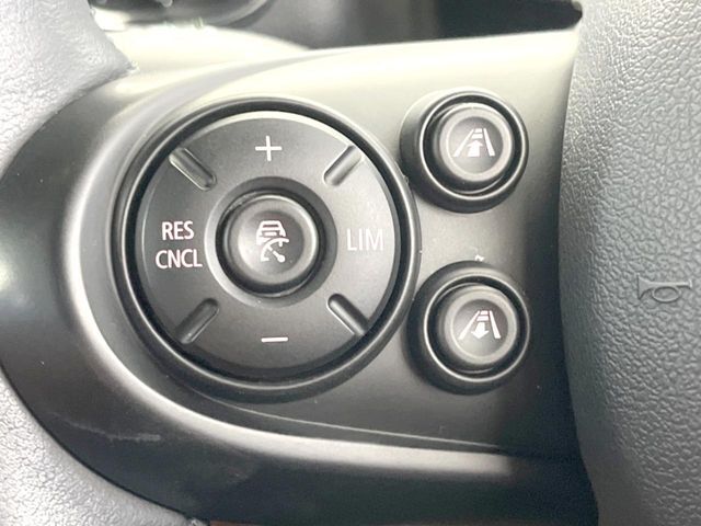 ●レーダークルーズコントロール：前の車との車間距離を一定にとりつつ、一定速度で自動走行してくれる次世代のクルーズコントロール！主に高速道路や自動車専用道路で使用する便利な機能です！