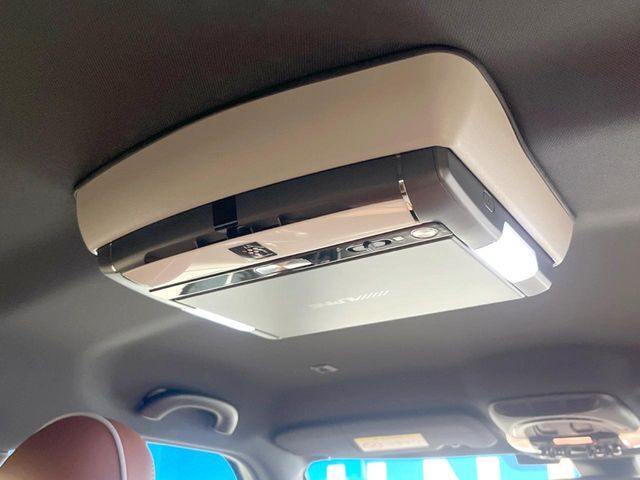 ●フリップダウンモニター：家族や友人とお出かけする機会が多い方に大人気の後席モニターを装備！見やすい位置に画面がありテレビやDVDの視聴も快適！友達もお子様も、後席にしか乗らなくなるかも？？