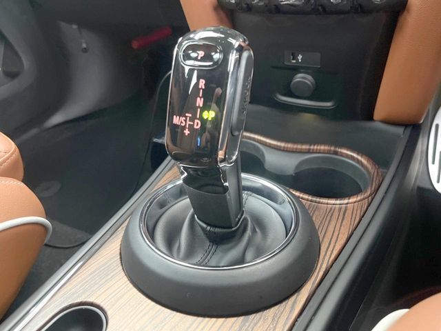 ●MTモード付きAT：通常は自動でおこなわれる変速（ギアチェンジ）をドライバーの操作によって意図的に変えられるシステムです。より一層普段のドライブをお楽しみいただけます！