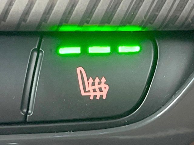 ●フロントシートヒーティング：運転席・助手席共に三段階で調節が可能なシートヒーターを装備しております。季節を問わず快適にご使用いただけます。