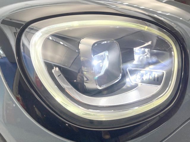 ●LEDヘッドライト：夜間走行時も良好な視界を確保し安心して運転できる高輝度LEDヘッドライトを装備！点灯速度が早く、消費電力も抑えられています。