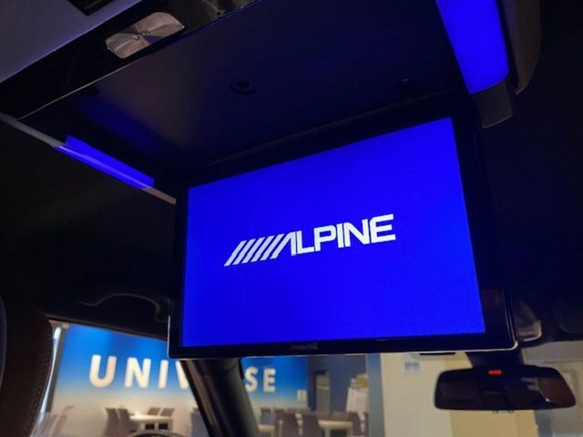 ●フリップダウンモニター：家族や友人とお出かけする機会が多い方に大人気の後席モニターを装備！見やすい位置に画面がありテレビやDVDの視聴も快適！友達もお子様も、後席にしか乗らなくなるかも？？