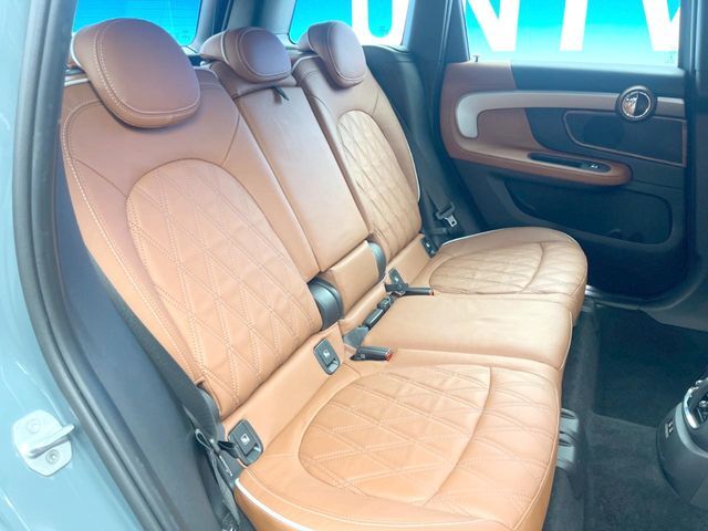 ●後部座席も気になるようなキズ・汚れやへたり等、大きなダメージはなく、良好な状態です。