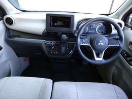 シフトレバーをダッシュパネルセンターに装備。運転席、助手席の足元すっきり！