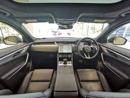 JAGUARならではの高級感と水平性を意識したデザインになっており、無駄のないラグジュアリーな作りを実現したインテリアとなっております。