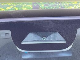 【ホンダセンシング】走行中に前方の車両等を認識し、衝突しそうな時は警報とブレーキで衝突回避と被害軽減をアシスト。より安全にドライブをお楽しみいただけます。