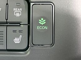 【シートヒーター】寒い日に重宝するシートヒーター！エアコンより早く温まってくれるので寒がりの人も安心ですね♪エアコンの温風は乾燥するから苦手、という方にもをおすすめです。