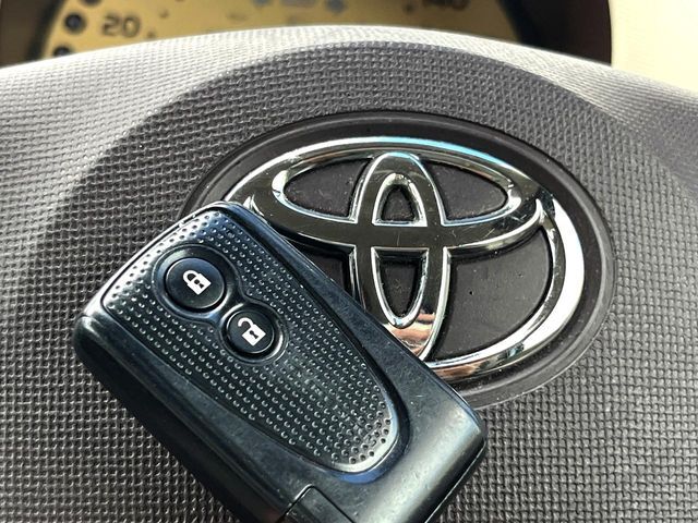 【スマートキー】カバンやポケットに入れたままでもドアの施錠・解錠が可能なスマートキーを装備。エンジンのオン・オフ時もカギを取り出す必要が無いからとっても便利です♪