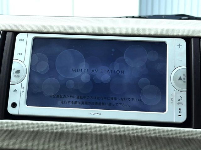 【純正ナビ】人気の純正ナビを装備しております。ナビの使いやすさはもちろん、オーディオ機能も充実！キャンプや旅行はもちろん、通勤や買い物など普段のドライブも楽しくなるはず♪