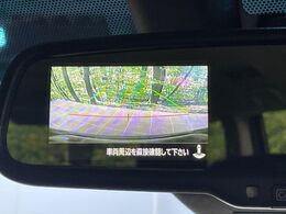 【バックカメラ】駐車時に後方がリアルタイム映像で確認できます。大型商業施設や立体駐車場での駐車時や、夜間のバック時に大活躍！運転スキルに関わらず、今や必須となった装備のひとつです！