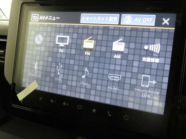 メーカー純正【全方位モニター付メモリーナビゲーション】を搭載しています。フルセグTV、AM/FM、スマートフォン連携、Bluetooth等の機能を備えています。