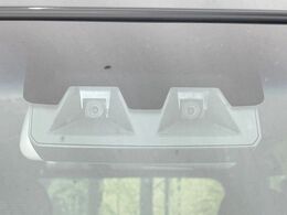 【スマートアシスト】走行中に前方の車両等を認識し、衝突しそうな時は警報とブレーキで衝突回避と被害軽減をアシスト。より安全にドライブをお楽しみいただけます。