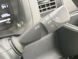 【オートライト】周りの明るさに応じて自動でヘッドライトの点灯・消灯ができる機能です！ライトの付け忘れ・消し忘れなどが無くなり、雨の日や夕方の走行も安心！トンネル通過時も便利ですね