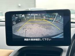 【バックカメラ】駐車時に後方がリアルタイム映像で確認できます。大型商業施設や立体駐車場での駐車時や、夜間のバック時に大活躍！運転スキルに関わらず、今や必須となった装備のひとつです！