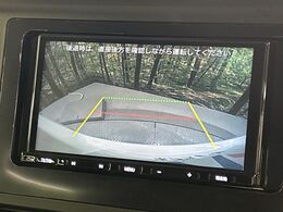【バックカメラ】駐車時に後方がリアルタイム映像で確認できます。大型商業施設や立体駐車場での駐車時や、夜間のバック時に大活躍！運転スキルに関わらず、今や必須となった装備のひとつです！