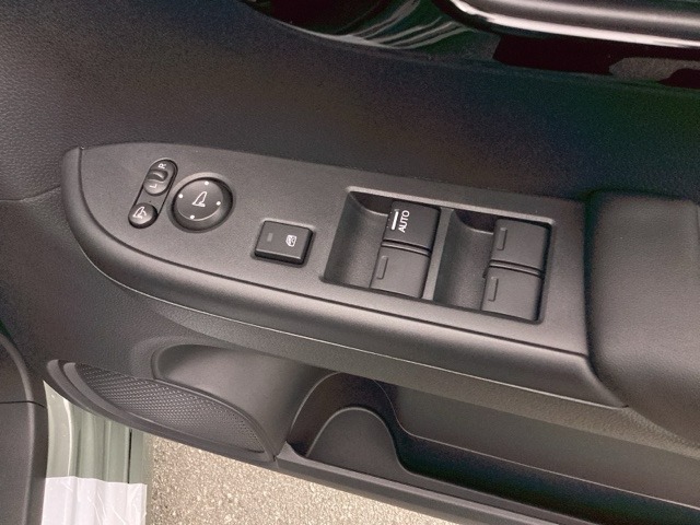 この度は、当店のお車をご覧いただきまして誠にありがとうございます。当店では全国販売・納車も行っております。県によって陸送費用は異なりますのでお気軽にお問い合わせください。