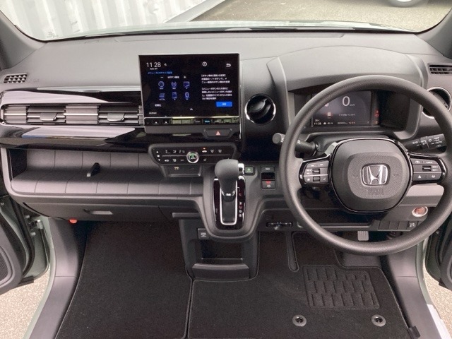 この度は、当店のお車をご覧いただきまして誠にありがとうございます。当店では全国販売・納車も行っております。県によって陸送費用は異なりますのでお気軽にお問い合わせください。