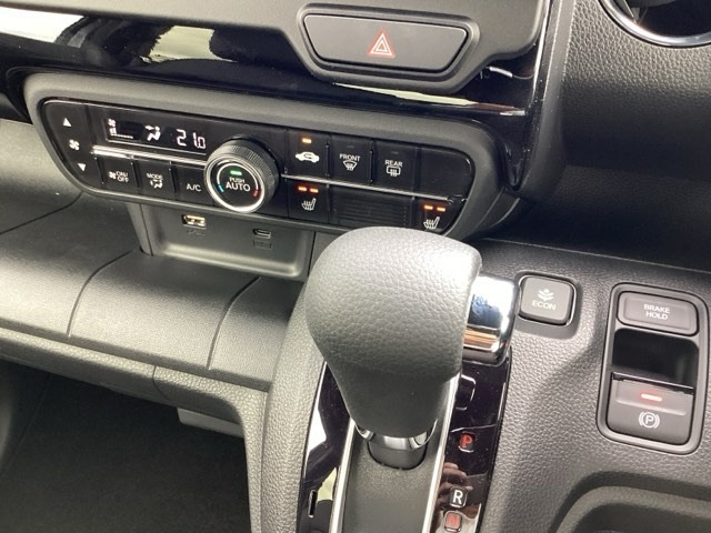 この度は、当店のお車をご覧いただきまして誠にありがとうございます。当店では全国販売・納車も行っております。県によって陸送費用は異なりますのでお気軽にお問い合わせください。