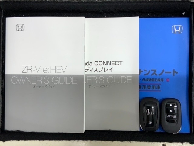 スマートキーは鍵をバッグに入れたままでもドアロックの開閉やエンジンのON・OFFができます。夜間や雨の日も鍵を探さなくて良いので便利です。