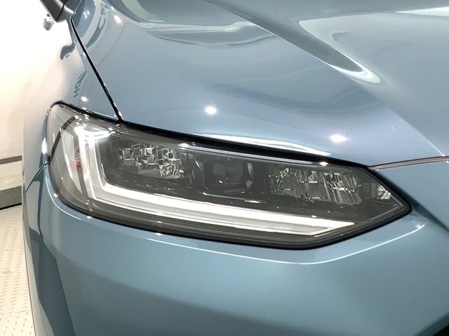 LEDヘッドライトは、点灯の瞬間から最大光量を発揮し、突然暗くなるトンネルなどでの安定感を高めます。