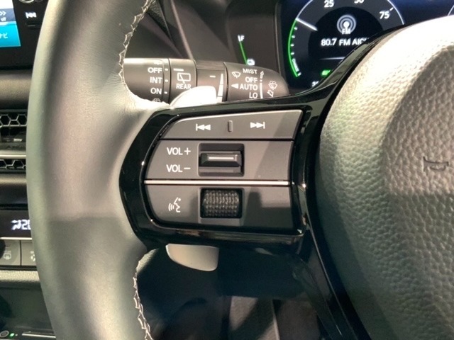 ステアリングにオーディオ操作スイッチが付いています。オーディオ画面に直接タッチしなくても操作が出来ますので、運転に集中できます。