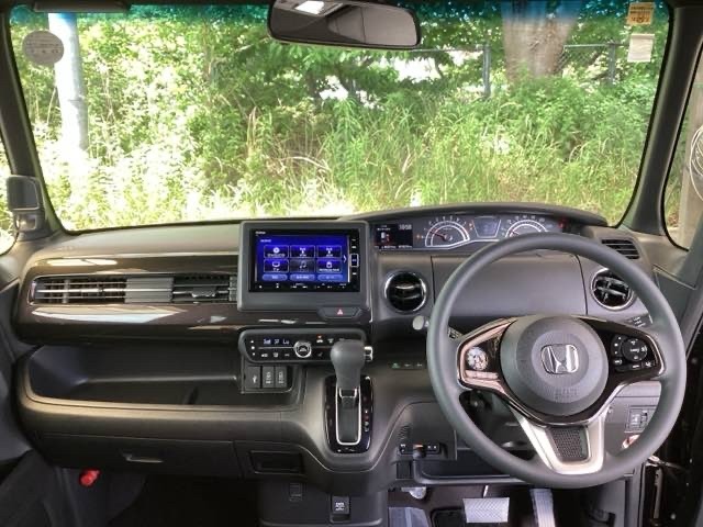 フロントガラスが大きく、ワイドな視界で運転もしやすくなるように、設計されています。