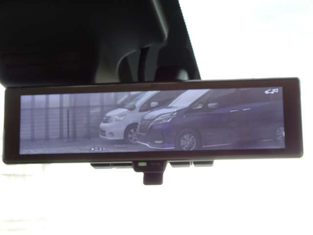 スマートルームミラー・車内の状況に関わらず、車両後方にあるカメラの映像をルームミラーに移します。