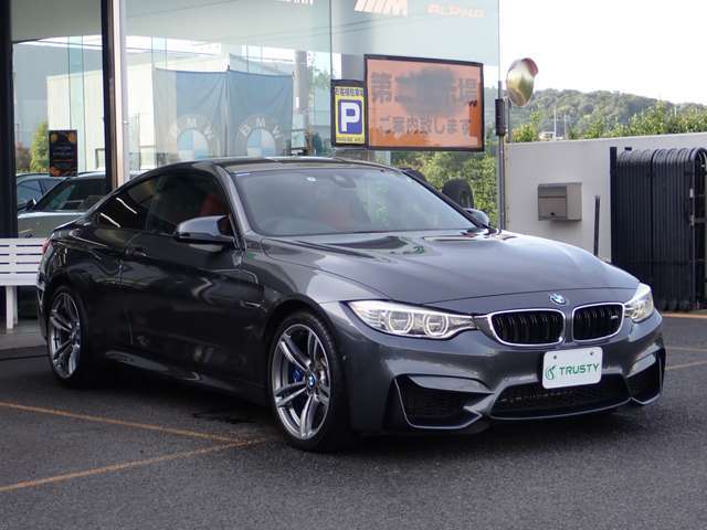 BMW在庫保有台数常時100台以上！ご来店の際はBMW本店（厚木市下荻野140-1）にご来店ください！弊社自慢の全天候型ショールーム！BMW在庫保有台数常時100台以上ございます！