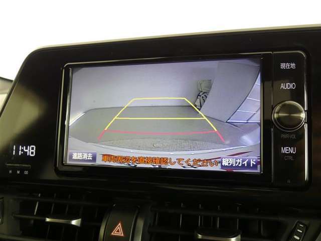 車庫入れや駐車で威力を発揮するのがバックモニター！ナビディスプレイに後ろの様子が映し出されるから安心です。