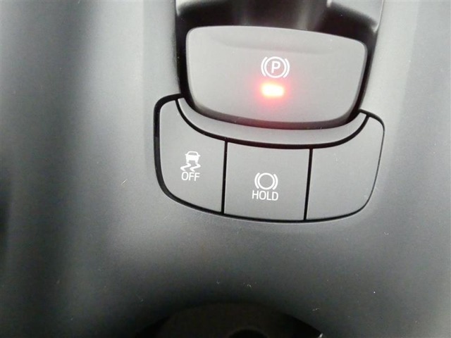電動パーキングブレーキを搭載。スイッチ操作でパーキングブレーキを作動・解除することができるので操作の力が不要です。