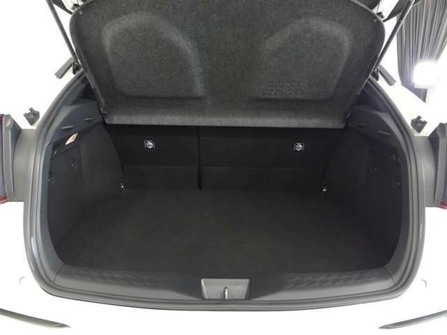 広く開口部の大きいトランクルームは、荷物の出し入れも楽です。トノカバーがあるのでプライバシーも守られますね。
