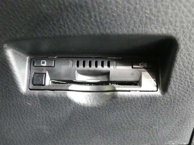 ナビ連動タイプのETC車載機です。ナビゲーションと連動してくれますのでカード未挿入を知らせてくれるなど便利な機能が追加されています。