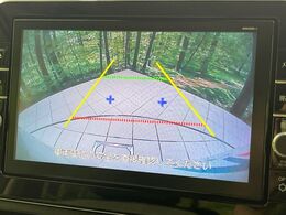 【バックカメラ】駐車時に後方がリアルタイム映像で確認できます。大型商業施設や立体駐車場での駐車時や、夜間のバック時に大活躍！運転スキルに関わらず、今や必須となった装備のひとつです！