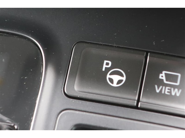 アドバンスト パーク付きです。カメラやソナーによって、周囲を監視しながら駐車を支援。障害物を検知した場合には警報を鳴らし、ブレーキ制御を行うことで接触回避を支援します。