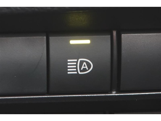 オートマチックハイビームとは、先行車や対向車のライトを認識し、ハイビームとロービームを自動で切り替える機能です。夜道の視界を確保します。詳細は販売店スタッフまでおたずねください。