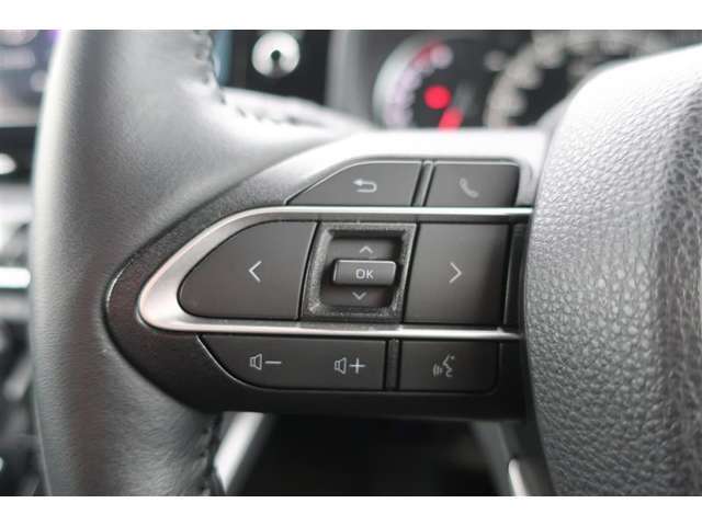 ステアリングスイッチ☆手元で音楽操作できます。