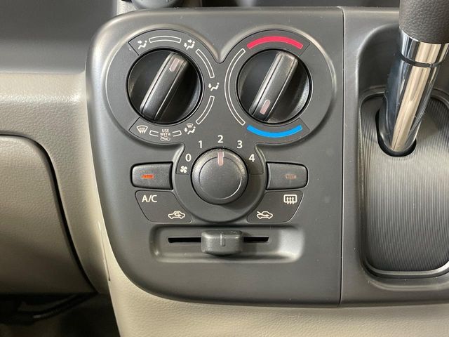 寒い冬も暑い夏も全席に快適な空調を届けてくれる、ダイヤル式エアコンを装備♪