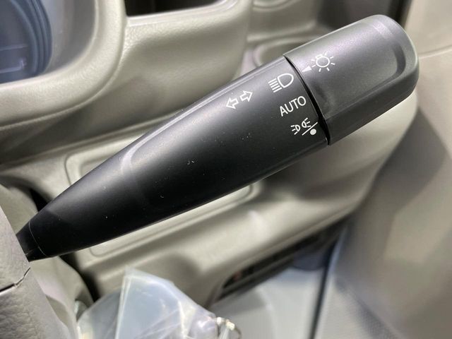 【オートライト】周りの明るさに応じて自動でヘッドライトの点灯・消灯ができる機能です！ライトの付け忘れ・消し忘れなどが無くなり、雨の日や夕方の走行も安心！トンネル通過時も便利ですね♪