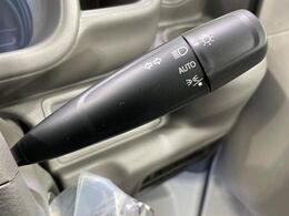 【オートライト】周りの明るさに応じて自動でヘッドライトの点灯・消灯ができる機能です！ライトの付け忘れ・消し忘れなどが無くなり、雨の日や夕方の走行も安心！トンネル通過時も便利ですね♪